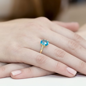 Pierścionek z Topazem 2,40ct i Brylantami z białego złota próby 585. W-0038BT